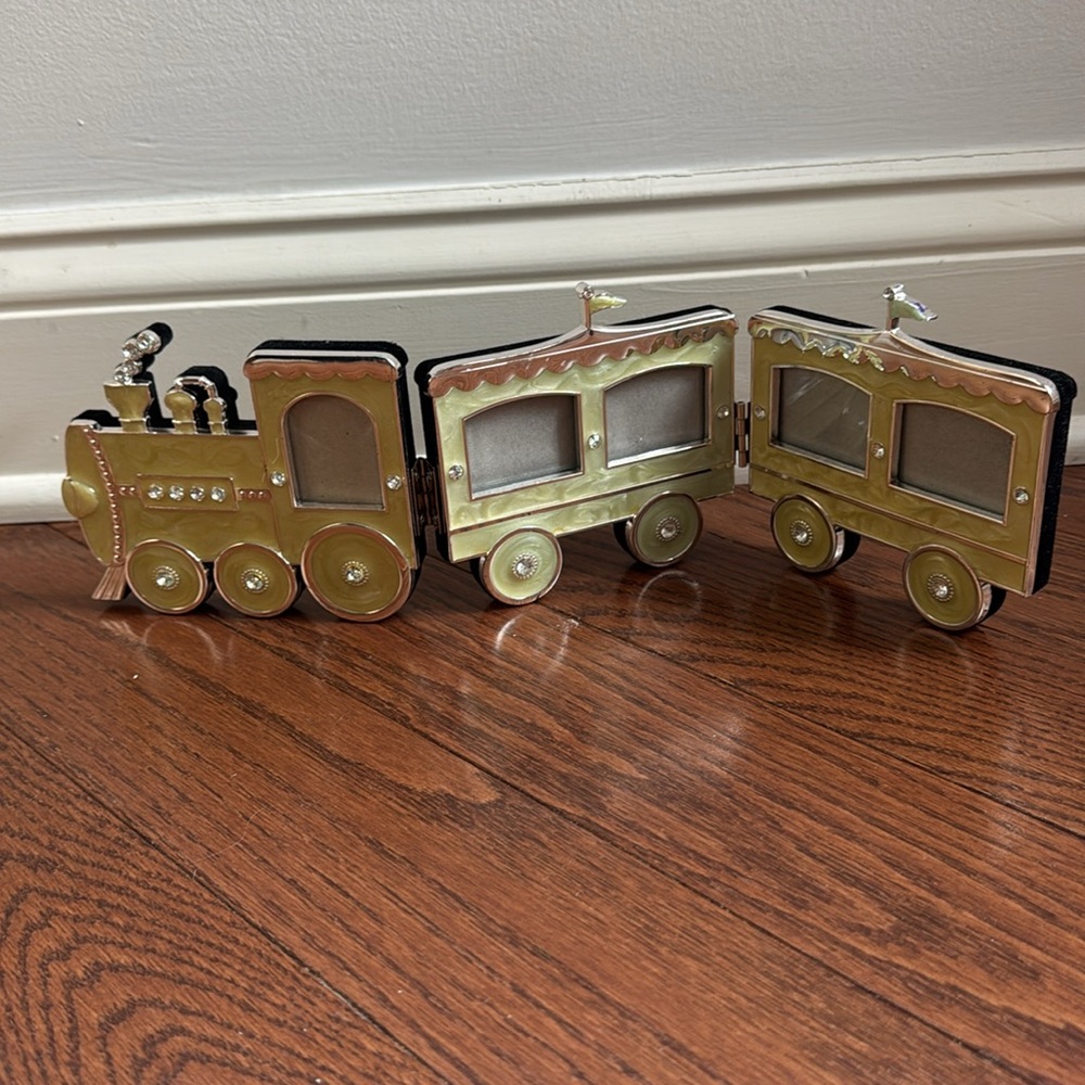 Silver Plated Baby Train Photo Frame, Made of Mother of Pearl